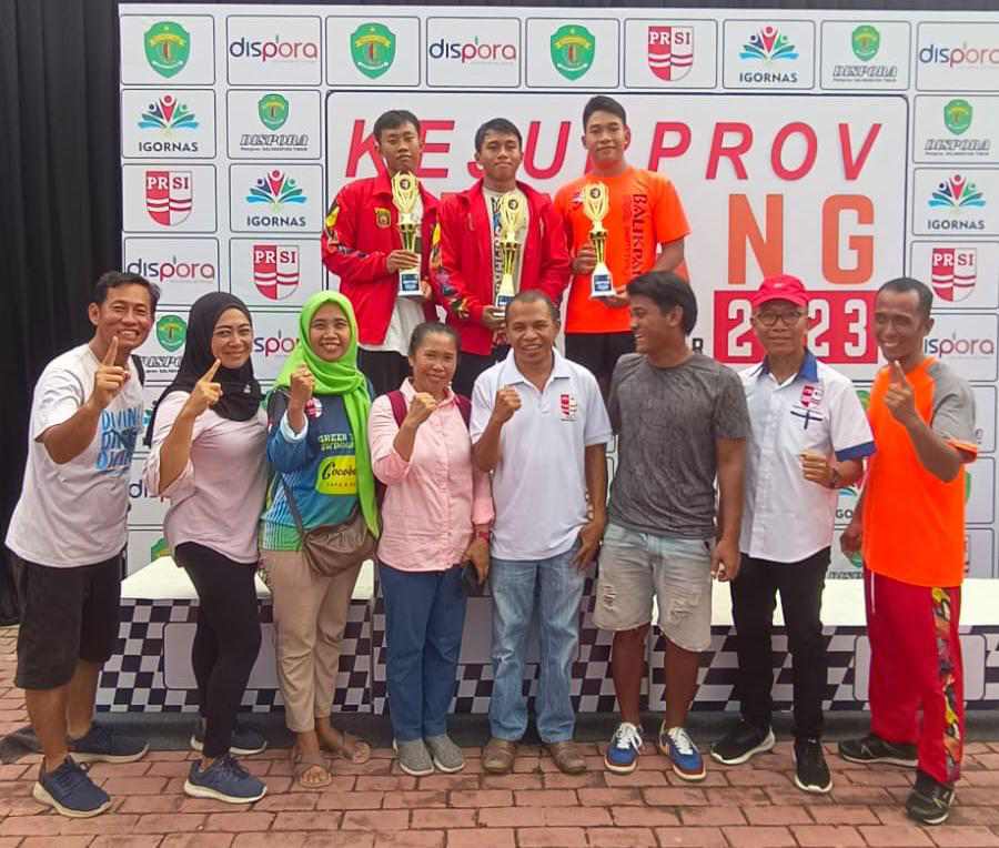 Perenang andalan Balikpapan Farand G Simon (berdiri di podium tengah) sukses memborong delapan emas dari Kejurprov Renang Kelompok Umur yang berlangsung di Tenggarong, Kukar.  (Foto : Dokumentasi pribadi)