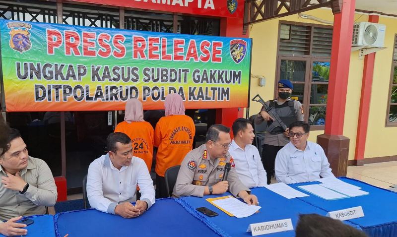 Dit Polairud menggelar konferensi pers pengungkapan kosmetik ilegal yang diproduksi perempuan asal Pinrang, Sulawesi Selatan. (Foto : Erik Alfian/Prokal.co)