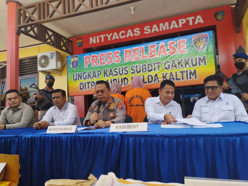 Kabid Humas Polda Kaltim Kombes Yusuf Sutejo memberikan keterangan terkait pengungkapan kasus kosmetik ilegal kepada wartawan di Mako Dit Polairud Polda Kaltim. (Foto : Erik Alfian / Prokal.co)