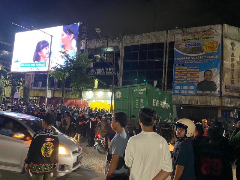 Insiden kecelakaan di turunan Muara Rapak kembali terulang. Kali ini seorang warga jadi korban, kuat diduga penyebabnya adalah rem blong.