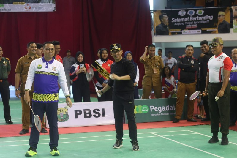 Wali Kota Balikpapan Rahmad Mas’ud (tengah) melakukan servis menandai dibukanya kejuaraan bulu tangkis Wali Kota Balikpapan Cup 2023. (Foto : Anggi Pradhita/KP)