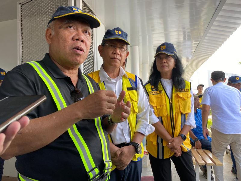 Menteri PUPR Basuki Hadimuljono didampingi Ketua Satgas Pembangunan Infrastruktur IKN Danis Hidayat Sumadilaga dan Dirjen Cipta Karya Diana Kusumastuti di kawasan Hunian Pekerja Konstruksi IKN, Rabu (31/5) siang.  (Foto : Erik Alfian/Prokal.co)