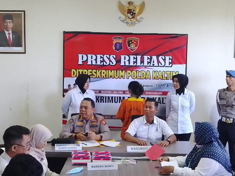 Subdit IV Renakta Dit Reskrimum Polda Kaltim mengamankan M, seorang ibu yang tega memaksa anaknya berjualan tisu di Balikpapan. (Foto : Istimewa)