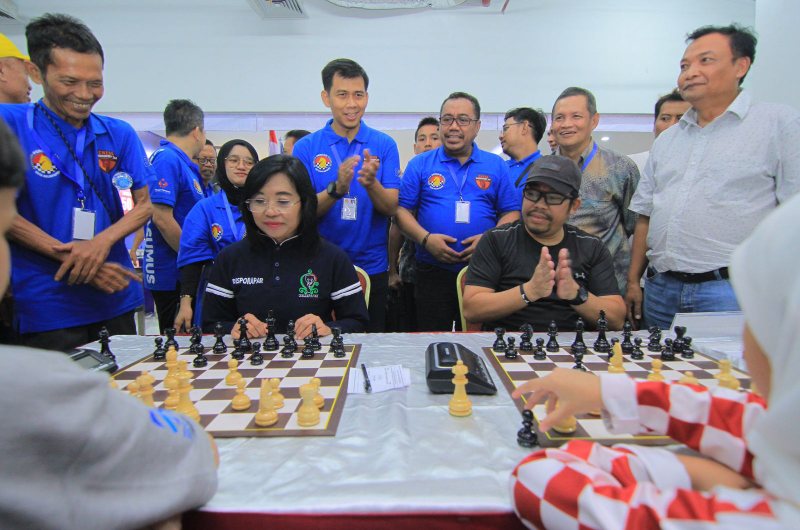 Kepala Disporapar Balikpapan Ratih Kusuma (jaket hitam duduk) bertanding melawan salah satu pecatur pada pembukaan Chess Tournament Inkorincorp 2nd di BOS Mall, Jum’at (2/6) siang. (Foto : Fuad Muhammad/KP)