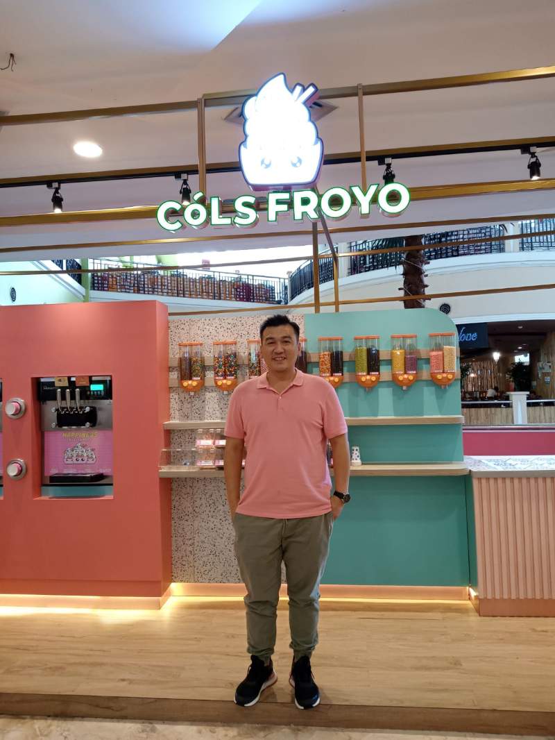Andreas Faisal di gerai ketiga Cols Froyo di e-Walk BSB.