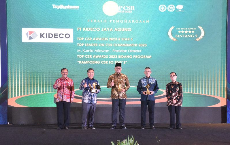 Direktur Utama Kideco M. Kurnia Ariawan (tengah) saat menerima penghargaan.