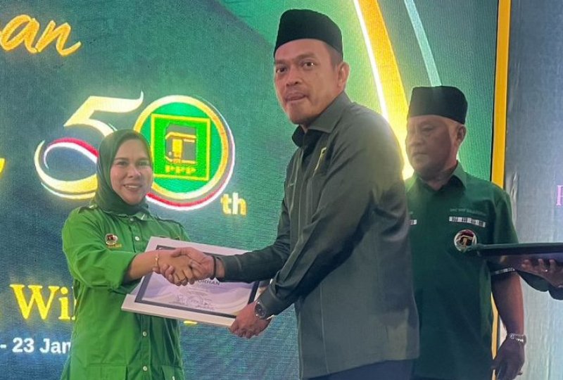 Pitrianti (kiri) bersama Ketua DPC PPP Iwan Wahyudi. (Foto : Dokumentasi Pribadi)