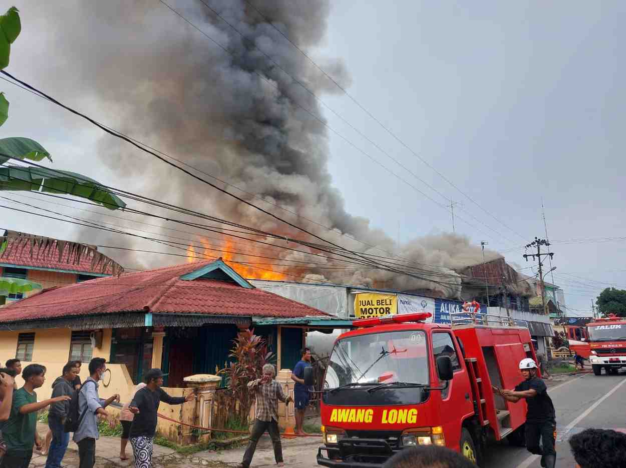 Kebakaran di RT 1 Jalan Mayjen Panjaitan, Loa Ipuh, Tenggarong yang melahap dua rumah (Elmo/Prokal.co)