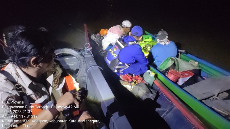 Personel gabungan DKP dan Satpolair Polres Kukar menangkap dua nelayan AR dan SR karena melakukan penangkapan ikan secara ilegal di Sungai Mahakam, Sabtu (10/6) malam.    (Foto : Istimewa)