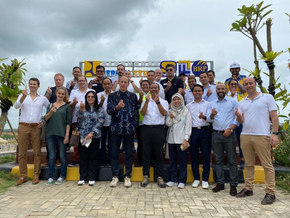 Deputi Bidang Pendanaan dan Investasi OIKN Agung Wicaksono bersama delegasi bisnis dari Prancis di Bendungan Sepaku Semoi, Senin (12/6). Bendungan yang terletak di Desa Tengin Baru, Kecamatan Sepaku ini ditargetkan mulai digenangi pada akhir Juli nanti.