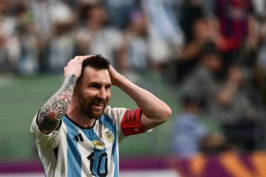 Lionel Messi berselebrasi setelah membobol gawang Australia dalam uji coba di Stadion Workers, Beijing, tadi malam (15/6). (VCG)