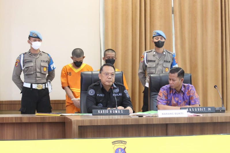 Kabid Humas Polda Kaltim Komisari Besar Yusuf Sutejo didampingi Kasubdit Renakta Dit Reksrimum AKBP Teguh Nugroho pada rilis bersama pengungkapan kasus TPPO di Kaltim, Jum