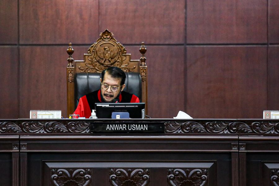 Ketua Majelis Hakim Mahkamah Konstitusi (MK) Anwar Usman memimpin jalannya sidang putusan permohonan uji materi pasal dalam UU Nomor 7 tahun 2017 tentang Pemilu di Gedung Mahkamah Konstitusi (MK), Jakarta, Kamis (15/6/2023). (FOTO: MIFTAHUL HAYAT/JAWA POS