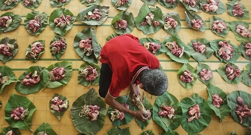 Ilustrasi - Umat muslim menata daging kurban di atas daun jati sebelum didistribusikan saat perayaan Idul Adha. (ANTARA)
