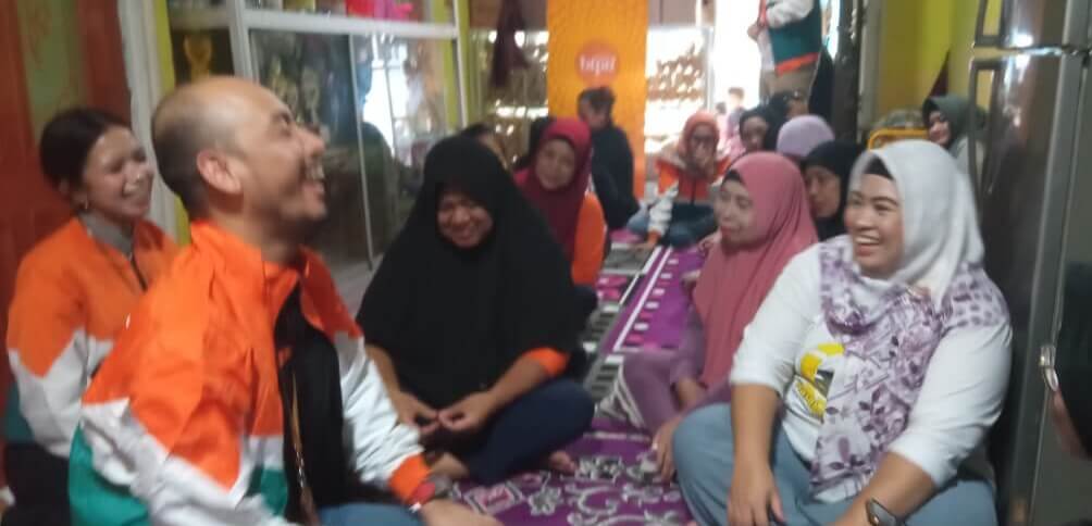 Pertemuan rutin dua pekan sekali pembiayaan ultra mikro BTPN Syariah di rumah Endang usaha amplang Gang I Jl Slamet Riyadi Teluk Lerong Ulu Samarinda.