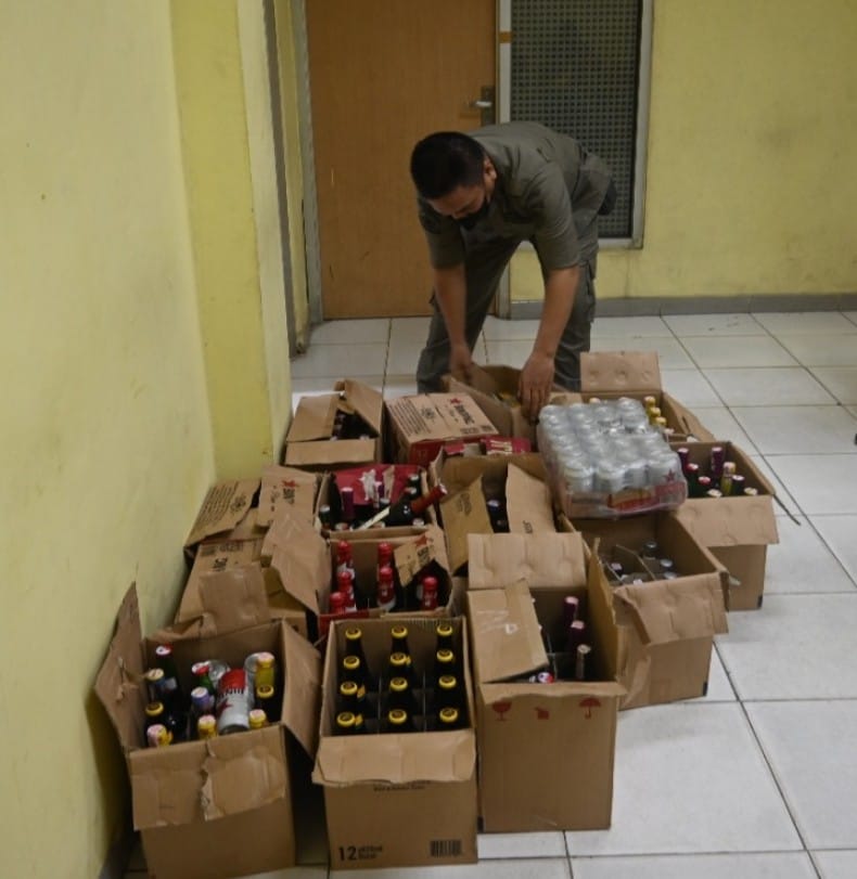 PENINDAKAN: Satpol PP Samarinda menyita miras yang dijual di beberapa toko kelontong, belum lama ini.