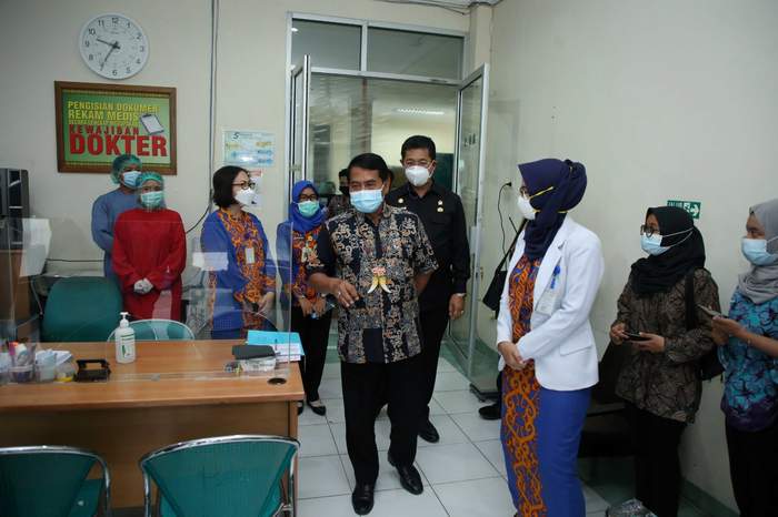 PROLENTERAKU : Gubernur Kaltara, Drs H Zainal A Paliwang SH, M.Hum meninjau salah satu fasilitas layanan kesehatan di Kaltara.