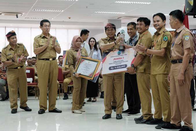 PENGHARGAAN: Gubernur Kaltara Zainal Arifin Paliwang dan wakilnya, Yansen TP, menyerahkan penghargaan kepada kepala desa berprestasi di Gedung Gadis, Selasa (20/6). DKISP KALTARA