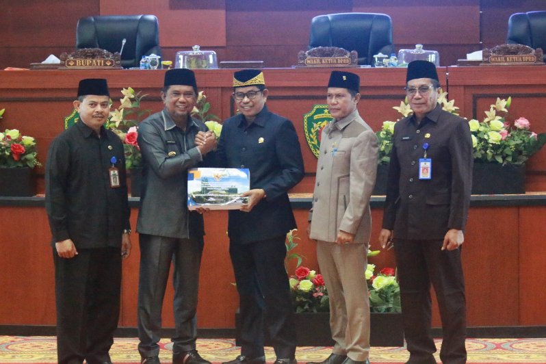 Hamdam (dua kiri) menyerahkan dokumen Raperda tentang pertanggungjawaban APBD Tahun Anggaran 2022 PPU di depan meja pimpinan sidang paripurna kemarin.