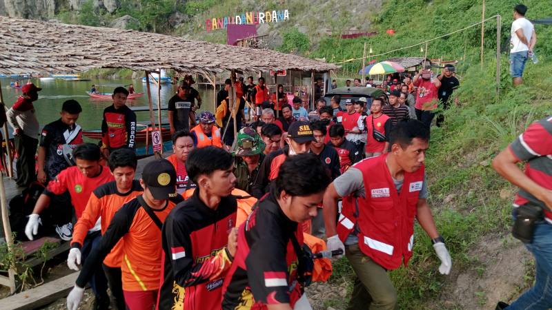 Proses evakuasi Aldiansyah, bocah berumur 11 tahun yang tenggelam di objek wisata Danau Danurdana, Desa Perjiwa, Tenggarong Seberang (Elmo/Prokal.co)