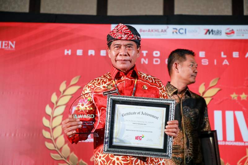 PENGHARGAAN : Gubernur Kaltara, Drs H Zainal A Paliwang, SH, M.Hum peroleh 2 Penghargaan dalam gelaran Indonesia Future Leaders Awards (IFLA) 2023 di Trans Resort Bali, Kabupaten Badung, Provinsi Bali, Jumat (23/6/2023).