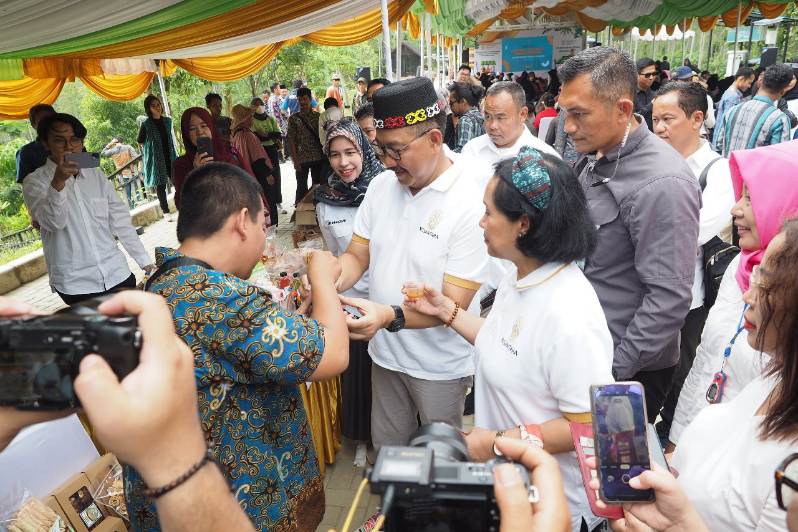 Kepala Otorita IKN, Bambang Susantono (peci hitam) berinteraksi dengan salah satu peserta sosialisasi dan pendampingan IKM/UKM di Titik Nol Nusantara, Sepaku, Ahad (25/6) pagi kemarin. (Foto : Dokumentasi Otorita IKN)
