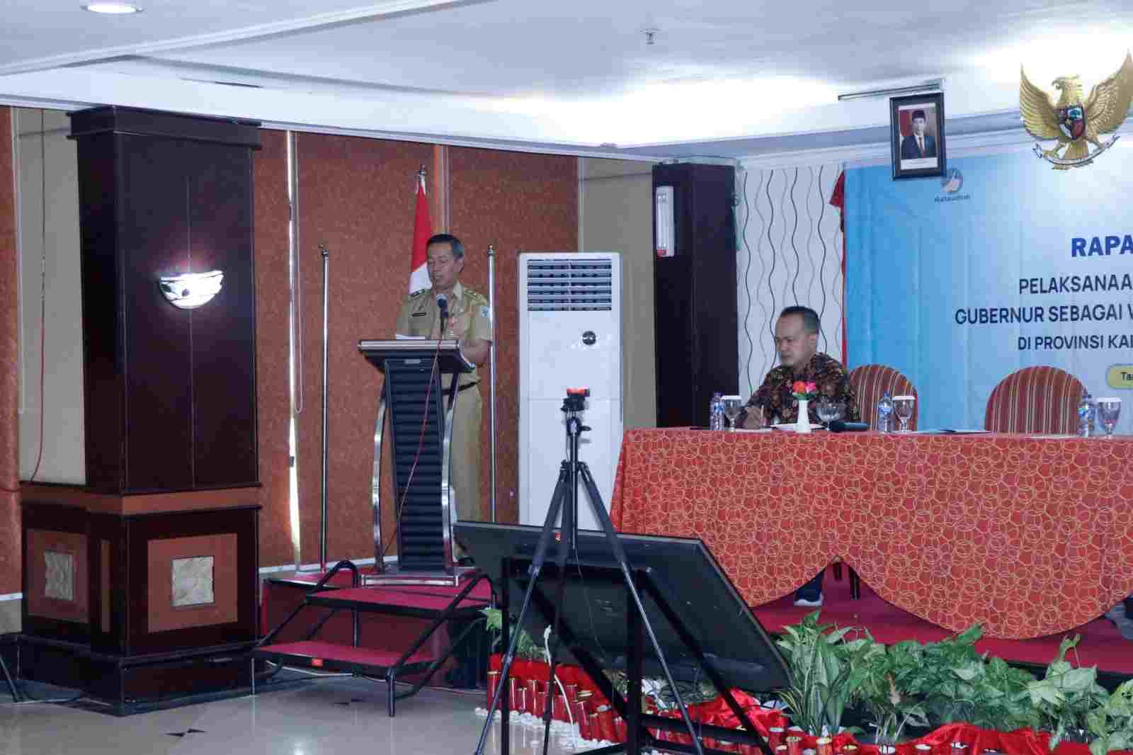 BERI ARAHAN : Asisten bidang Pemerintahan dan Kesra Setprov Kaltara, Datu Iqra Ramadhan memberikan arahan pada Rakor Pelaksanaan Tugas dan Wewenang Gubernur sebagai Wakil Pemerintah Pusat di Swissbell-hotel, Tarakan Selasa (27/6).