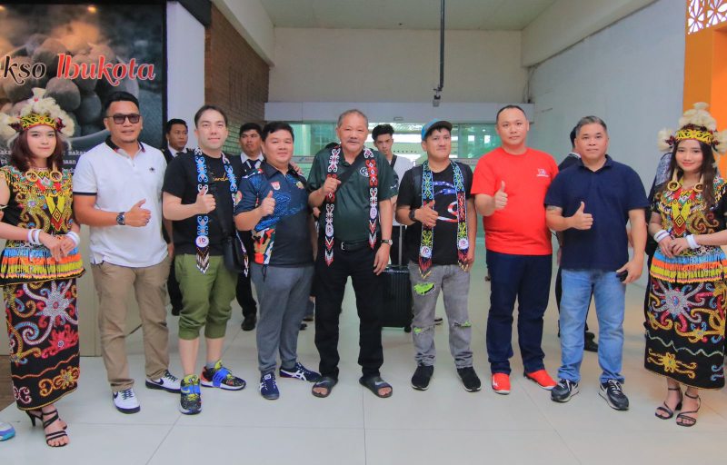 Efren Reyes (tengah) saat tiba di terminal kedatangan Bandara Sepinggan, Balikpapan, Kamis (29/6) sore. (Foto : Fuad Muhammad/KP)