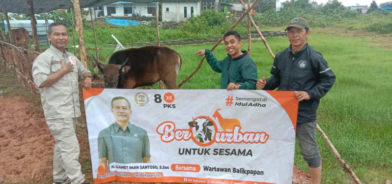 H Slamet Iman Santoso S.Sos (kiri) berkurban seekor sapi untuk jurnalis di Balikpapan diterima Ketua PWI Balikpapan, Debi (tengah).