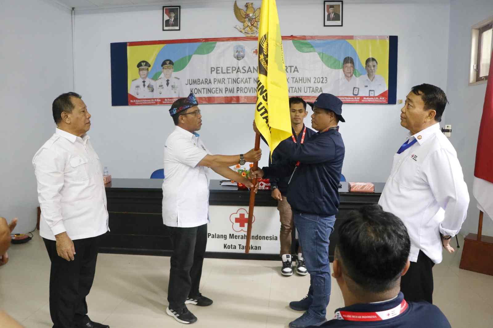 PELEPASAN : Kepala Dinas Kesehatan Kaltara, H. Usman, SKM., M.Kes melepas kontingen Kaltara yang akan mengikuti pelaksanaan JUMBARA PMR Tingkat Nasional ke 9 Tahun 2023.