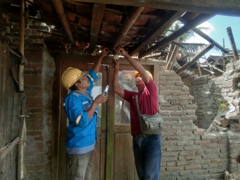 BERSAMA MASYARAKAT: Petugas PLN terjun langsung dan bekerja bersama masyarakat dalam pelaksanaan renovasi rumah warga terdampak gempa Bantul.