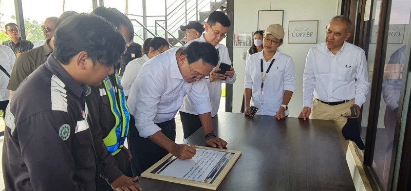Komisaris Utama PT Pertamina (Persero) Basuki Tjahaja Purnama atau Ahok saat mengunjungi IKN pada Senin (10/7) kemarin. (Foto : Dokumentasi Otorita IKN)
