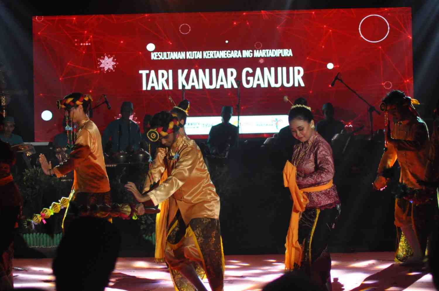 Penampilan tarian Dayak Punan dari Kecamatan Tabang di Kukar Festival Budaya Nusantara (Putra/KP)