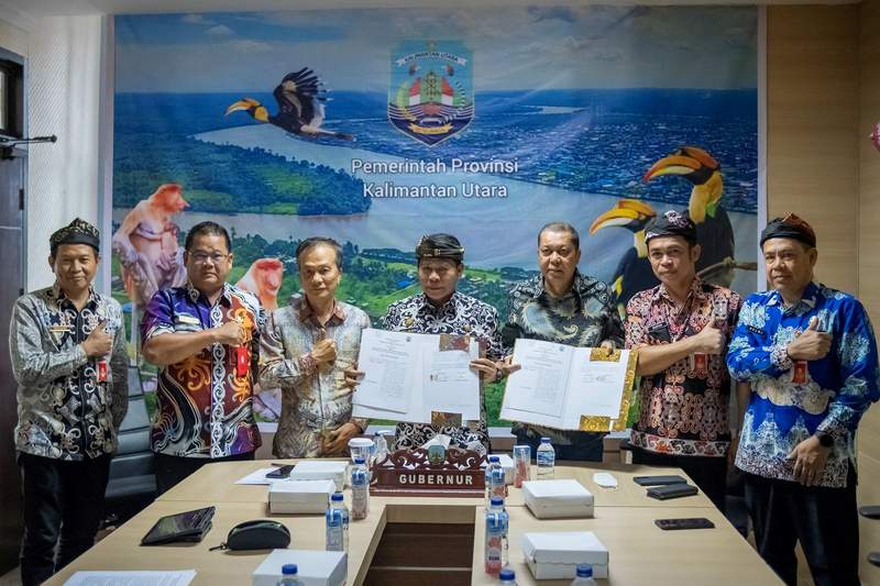 KERJASAMA: Gubernur Kaltara Zainal Arifin Paliwang menunjukkan MoU terhadap dukungan pembangunan PSN, Kamis (13/7).