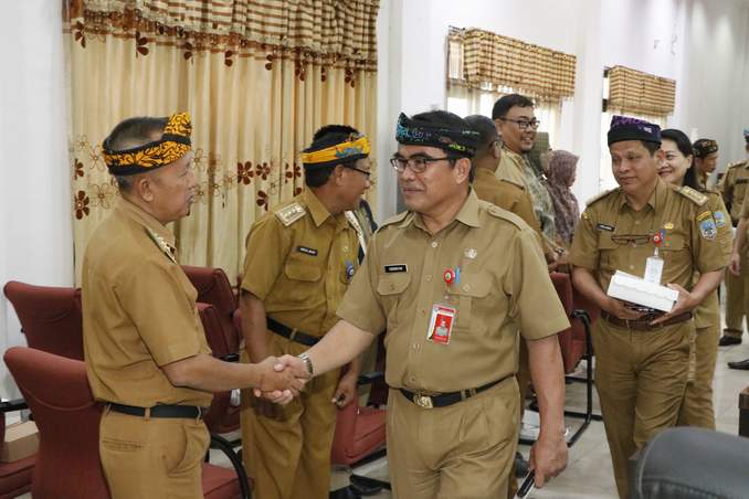 DONGKRAK PAD: Sekretaris Provinsi Kalimantan Utara Suriansyah mengikuti rapat paripurna pembahasan Raperda Pajak dan Retribusi Daerah di Gedung DPRD Kaltara, beberapa waktu lalu.
