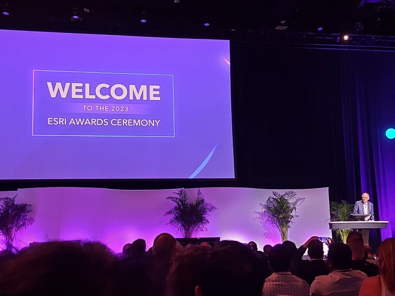 Kementerian PUPR dan Telkomsel mendapatkan Esri SAG Award - penghargaan khusus atas penggunaanan teknologi Sistem Informasi Geografis (SIG) dipilih dari ratusan ribu organisasi di seluruh dunia – pada acara Esri User Conference yang berlangsung di San Die