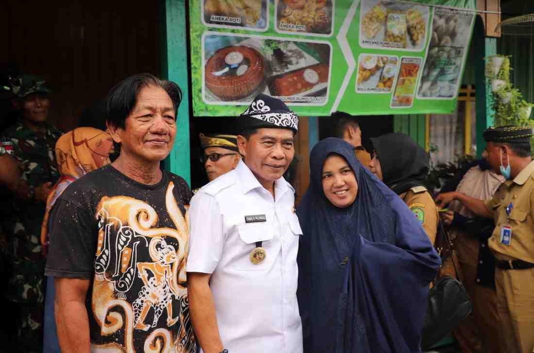 Zainal P bersama warga.