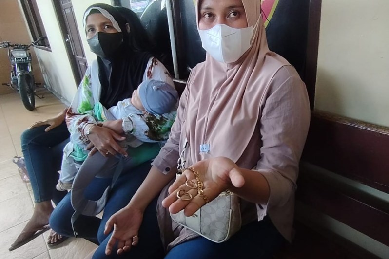 Salah satu korban menunjukkan emas diduga palsu yang dia beli dari toko di Jalan Soekarno-Hatta, Balikpapan Utara. (Foto : Erik Alfian/Prokal.co)