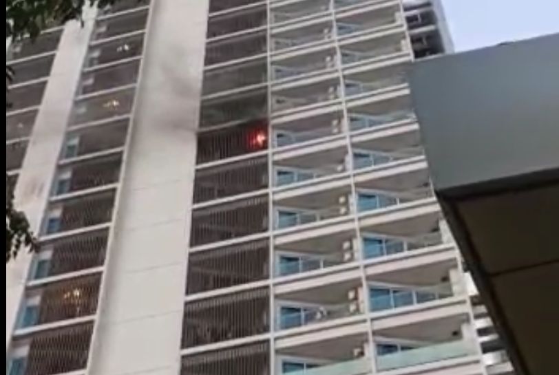 Tangkapan layar kobaran api kecil yang terlihat di lantai 17 Apartemen Pertamina Balikpapan, Rabu (19/7) petang.