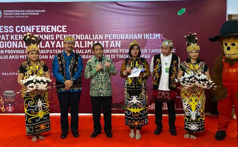 Sesditjen PPI Agus Rusly (dua kiri), Wagub Kaltim Hadi Mulyadi (tiga kiri) dan Staf Ahli Menteri LHK Bidang Industri dan Perdagangan Internasional, Novia Widyaningtyas (empat kiri) memberikan keterangan kepada wartawan pada Rapat Teknis Pengendalian Perub