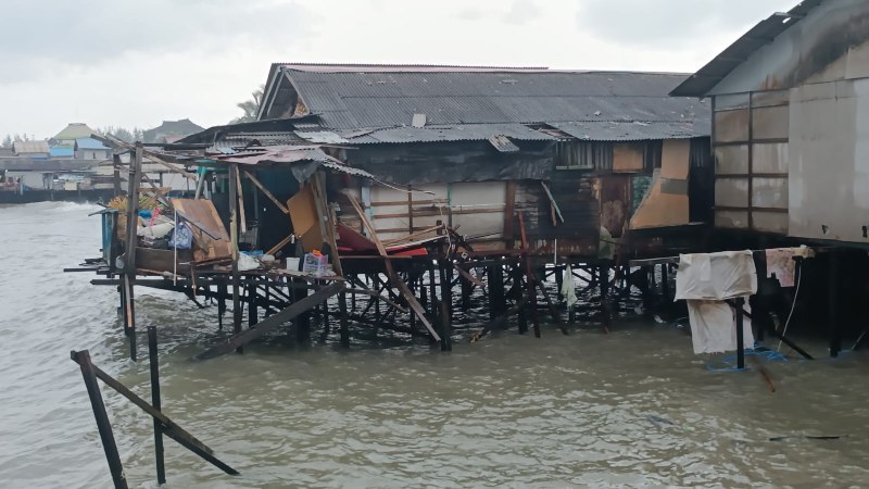 Bagian belakang rumah milik Surianto dan Samsiah di RT 06 Klandasan Ulu ini roboh setelah diterjang gelombang. (Foto : Istimewa)