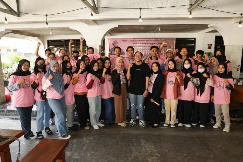 Sukarelawan Srikandi Ganjar Kaltim Selatan saat membuka kelas pelatihan fotografi untuk para perempuan milenial di Banjar Baru, Kamis (20/7).