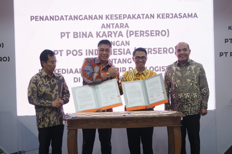 Penandatanganan Kesepakatan Kerja Sama PT Bina Karya (Persero) dengan PT Pos Indonesia (Persero) tentang Penyediaan Jasa Kurir dan Logistic Hub di Ibu Kota Nusantara di Gedung Pos Ibukota pada Kamis (20/7). (Foto : Dokumentsai OIKN)