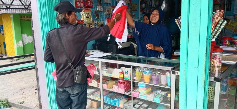 DPC Baladika Mulawarman Kabupaten PPU bersama Personel Polres PPU berniat menularkan rasa nasionalisme melalui kegiatan Pembagian Bendera Merah Putih kepada masyarakat sekitar Kelurahan Gunung Seteleng, Kecamatan Penajam. (Foto : Istimewa)