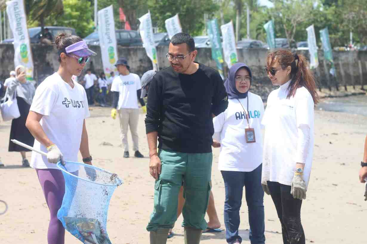 Staf Khusus III Menteri BUMN Arya Sinulingga (kaos hitam) pada bersih pantai bertajuk BUMN Enviromental Movement yang diikuti ratusan milenial BUMN dan didukung oleh PT Pegadaian, Sabtu (22/7) di Pantai Melawai, Balikpapan. Istimewa