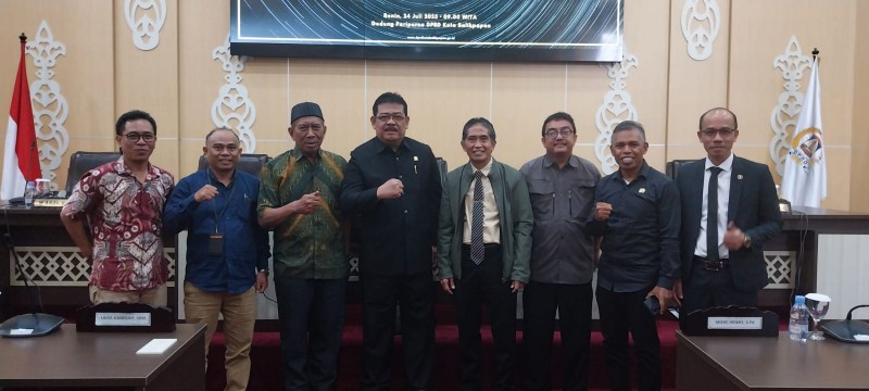 DISAKSIKAN PERWAKILAN PT: Abdulloh (keempat kiri) dan Subari  (kedua kanan) abadikan momen bersama perwakilan Asosiasi Perguruan Tinggi Swasta Indonesia Wilayah XI Kaltim Komisariat Selatan Kota Balikpapan