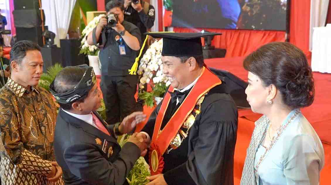 LEMDIKLAT POLRI : Gubernur Kaltara, Drs H Zainal A Paliwang SH, M.Hum menghadiri pengukuhan Guru Besar STIK Lemdiklat Polri, Senin (24/7).