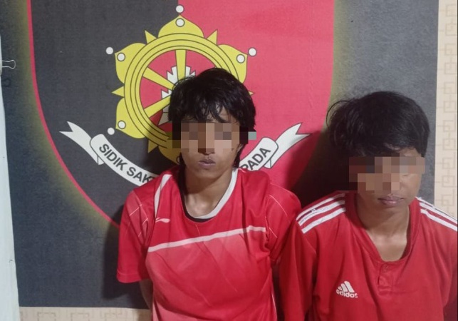 NA dan NI, dua perempuan yang merupakan saudara kembar ini nekat nyabu di toilet masjid. Alasanya karena lokasinya sepi. (Foto : Dok Polsek Balikpapan Utara)