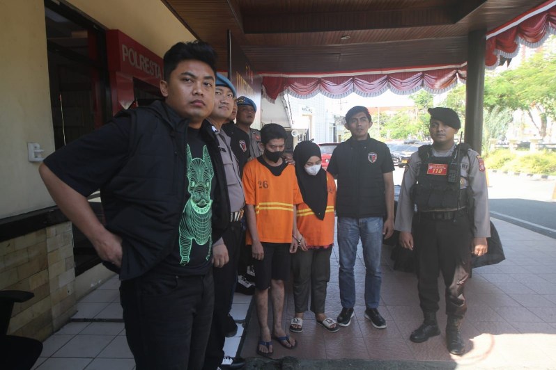 FR dan GN, pemilik Toko Emas Galvin Store di Balikpapan Utara mengaku sudah menjalankan tokonya sejak 2021 lalu. Sejak beroperasi, ratusan masyarakat sudah menjadi korban penipuan pasutri ini. (Foto : Erik Alfian/Prokal.co)