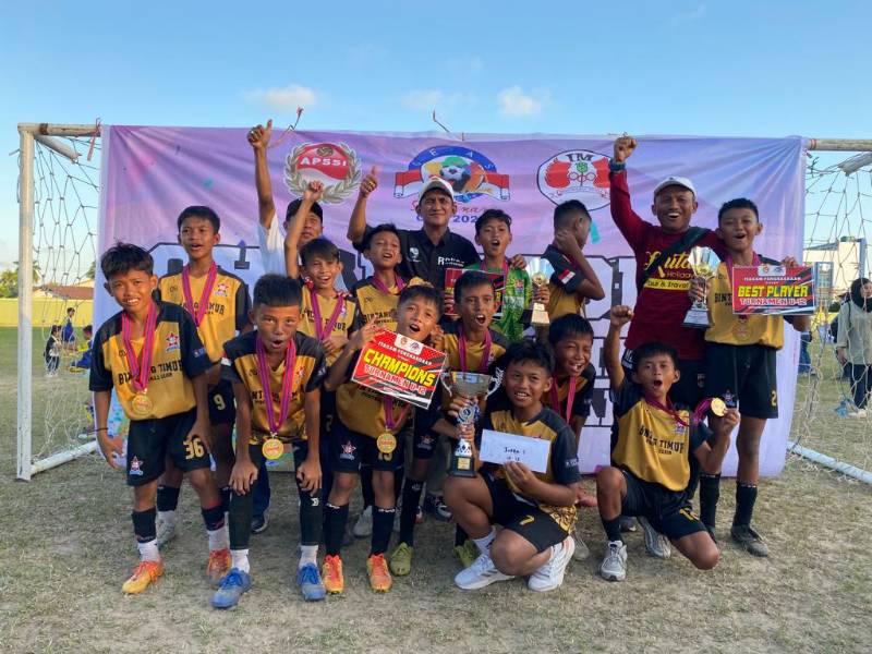 Skuat SSB Bintang Timur merayakan gelar juara Turnamen GEAS Regional Balikpapan bersama Ketua APSSI Balikpapan Sukisno. Pada final di Stadion Sudirman, Ahad (30/7) sore, SSB Bintang Timur menekuk SSB Galaxy 2-1. (Foto : Erik Alfian/Prokal.co)